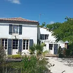 Des Vignes D Hotes Et En Vendee Piscine Chauffee Bed & Breakfast