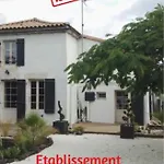 Des Vignes D Hotes Et En Vendee Piscine Chauffee Bed & Breakfast