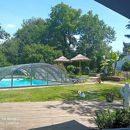 Des Vignes D Hotes Et En Vendee Piscine Chauffee Bed & Breakfast