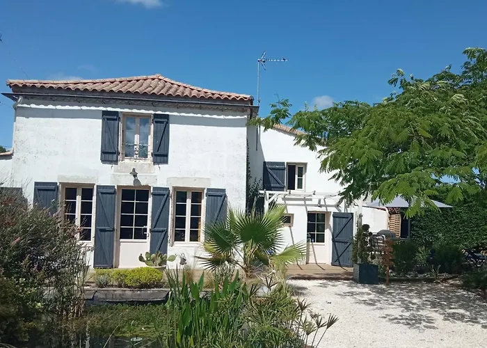 Mas Des Vignes Piscine Chauffee Bed & Breakfast